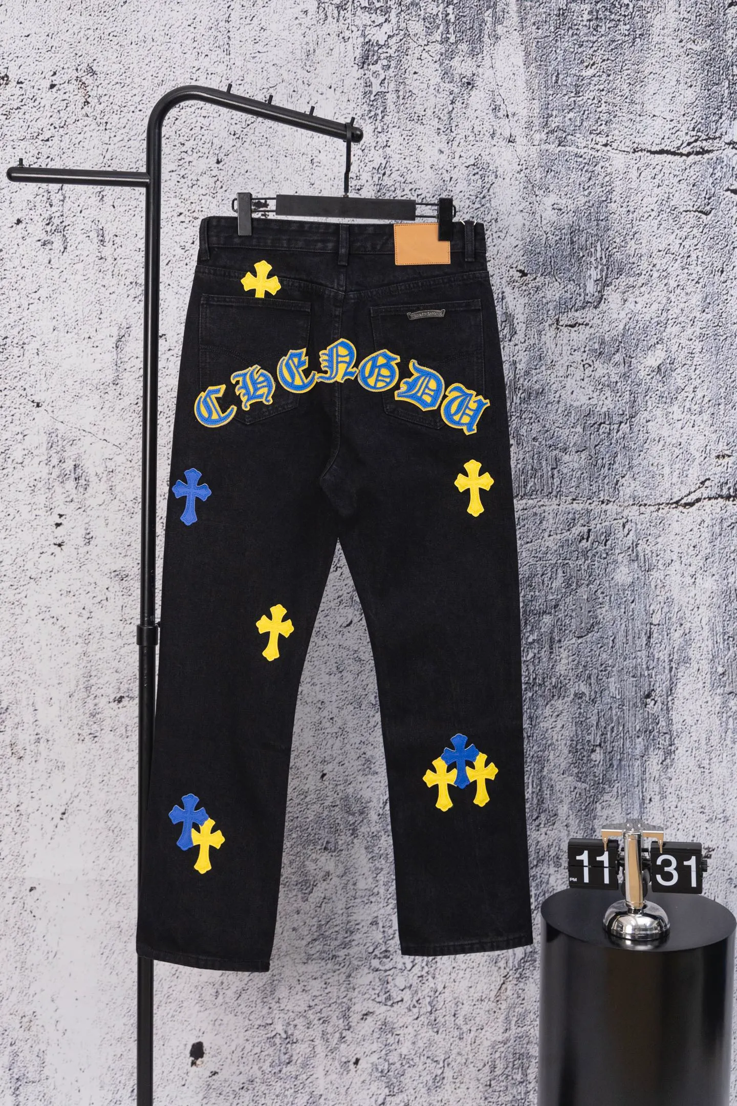 P240 CH Chromehearts limited edition yellow and blue cross patchwork leather black jeans, priced at 34W level, patchwork cross pattern embellishment, washed jeans! ! An absolutely high-end luxury product, a 1.9W-level god-level single product, a super popular product, made by top heavy industry, a magic weapon that cannot be missed! [About Zangyin] This is an extremely luxurious fashion brand that can also be called the aristocracy of the high street. It has always been an exclusive brand for some hipsters or rich second generations. Compared with ordinary high streets, it is more luxurious and noble. Compared with luxury brands, it is more fashionable and individual. It has always been a brand that I have a special liking for. [Top heavy industry fashion design] Consistently high-street luxury style. Speaking of this style, the Zangyin family and GU family are definitely the leading representative brands. Especially the Zangyin family has really achieved a state-of-the-art effect in creating high-street style. The unique washed material is used to create this style. The color system is already quite eye-catching. After it is decorated with patchwork cross flowers, it cleverly highlights the charm of the brand. Secondly, this style uses classic The high-waist cutting design highlights the long legs and fashionable temperament of the upper body. The brand is highly recognizable and the slim fit configuration is more suitable for daily wear. It is a product that interprets personality, fashion, and specifications at a glance. This single product is enough to make any fan excited. It can be a white T-shirt for a youthful college style, or a tight suspender for a royal style. It has strong matching ability and can be easily controlled by men.  [Materials and craftsmanship] Needless to say, this point goes without saying. As an excellent craftsman brand, Zangyin’s requirements for details and craftsmanship are really perfect. The washed color of this model has gone through so many processes, not to mention the embellishment of denim appliques. It is also purely hand-made and sewn. Just like what they believe in, only hand-made things have soul and have the meaning of wear. A top-notch heavy-duty fashionable denim item, I look forward to your perfect interpretation! !  Color: Black Size: 28-36